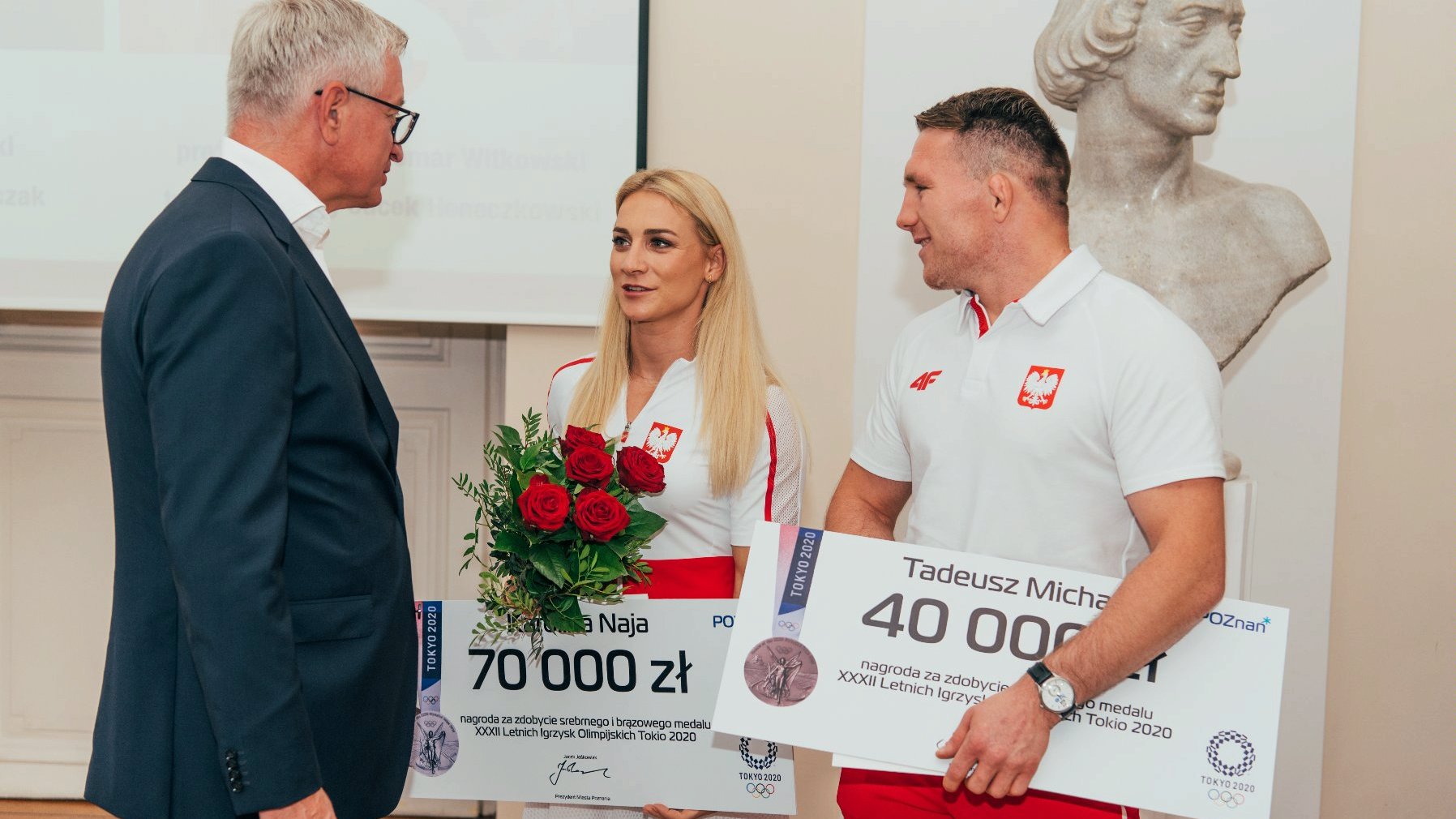 Na zdjęciu prezydent Poznania oraz dwójka sportowców w biało-czerwonych koszulkach - grafika rozmowy