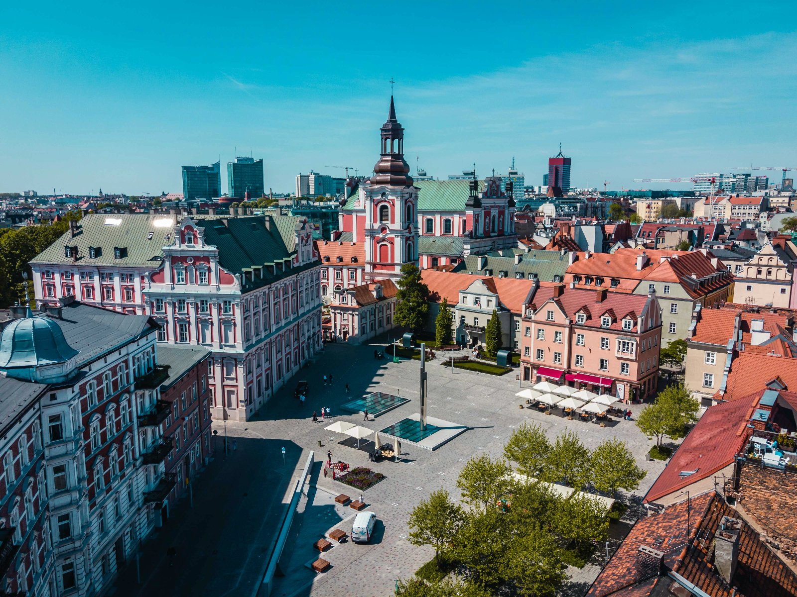 Na zdjęciu widok na dziedziniec urzędu miasta i plac Kolegiacki z lotu ptaka - grafika rozmowy