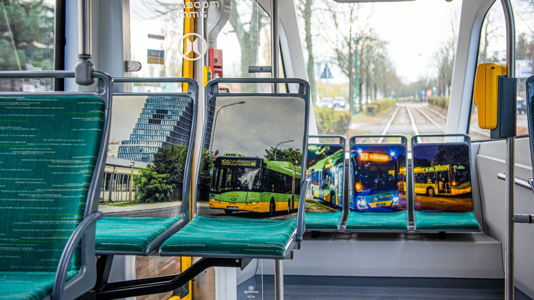 Na zdjęciu wnętrze tramwaju, na siedzeniach fotografie innych pojazdów