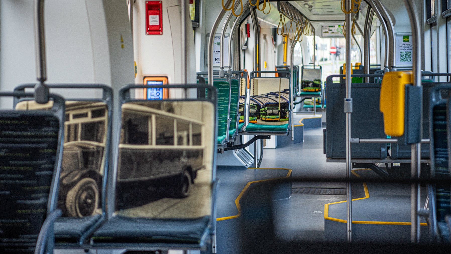 Na zdjęciu wnętrze tramwaju, na siedzeniach fotografie innych pojazdów