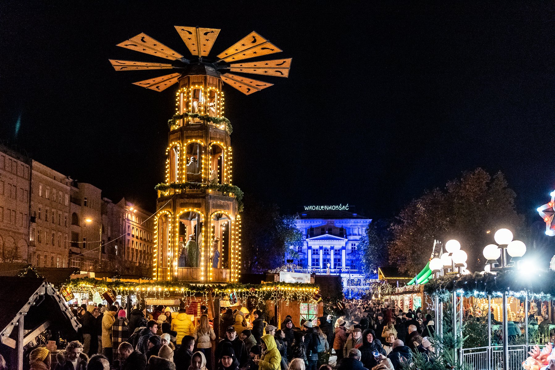 Galeria zdjęć przedstawia otwarcie Betlejem Poznańskiego na pl. Wolności. - grafika rozmowy