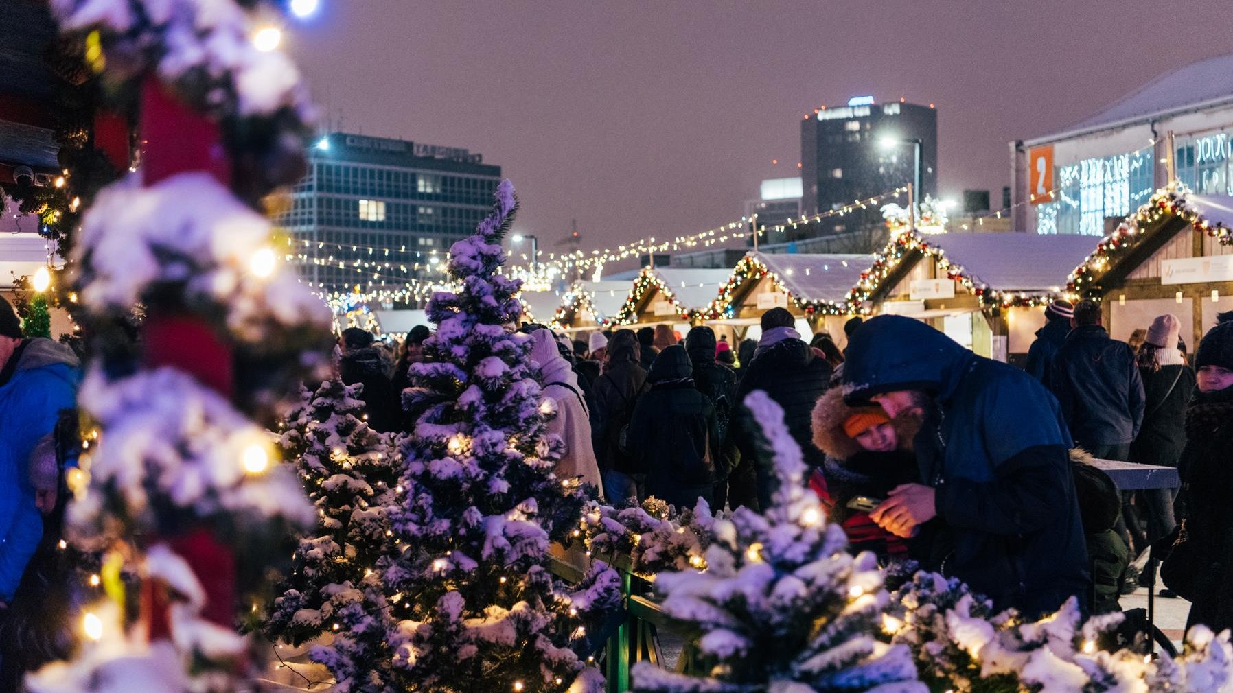 Na zdjęciu jarmark świąteczny, widać stragany i zgromadzonych przy nich ludzi