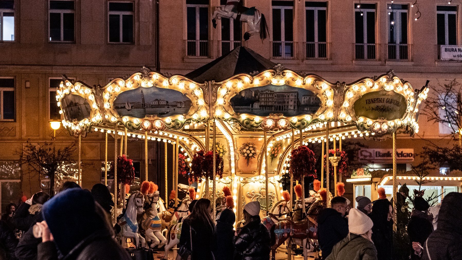 Na zdjęciu rozświetlona lampkami karuzela wenecka.