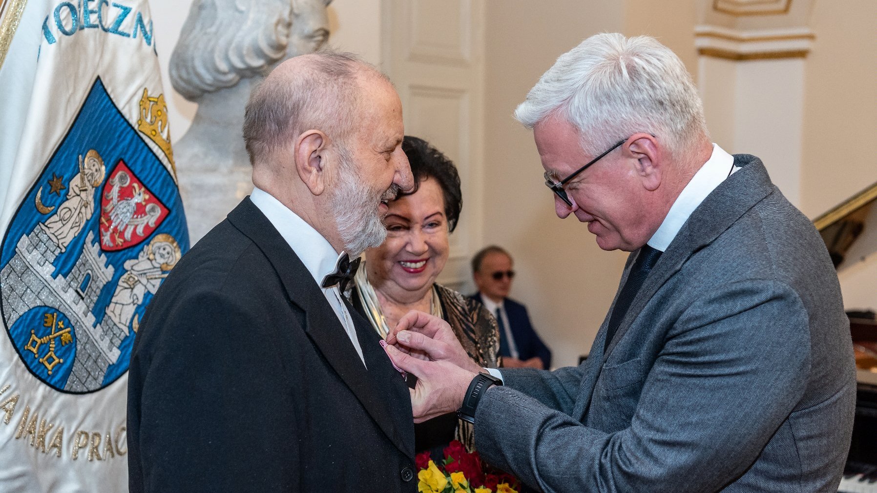 Na zdjęciu Jacek Jaśkowiak, prezydent Poznania, przypina medal mężczyźnie