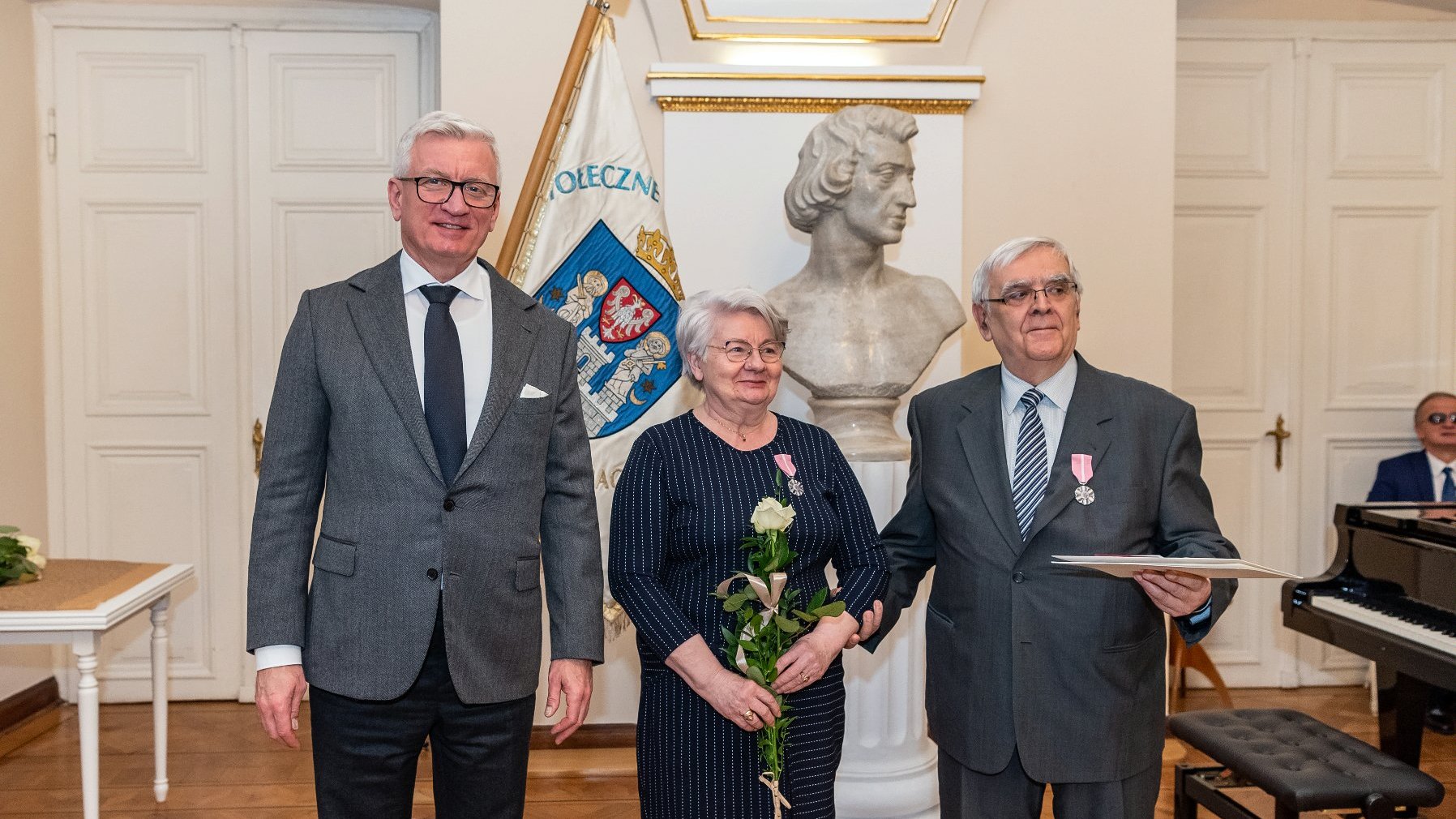 Na zdjęciu Jacek Jaśkowiak, prezydent Poznania, obok pary małżeńskiej