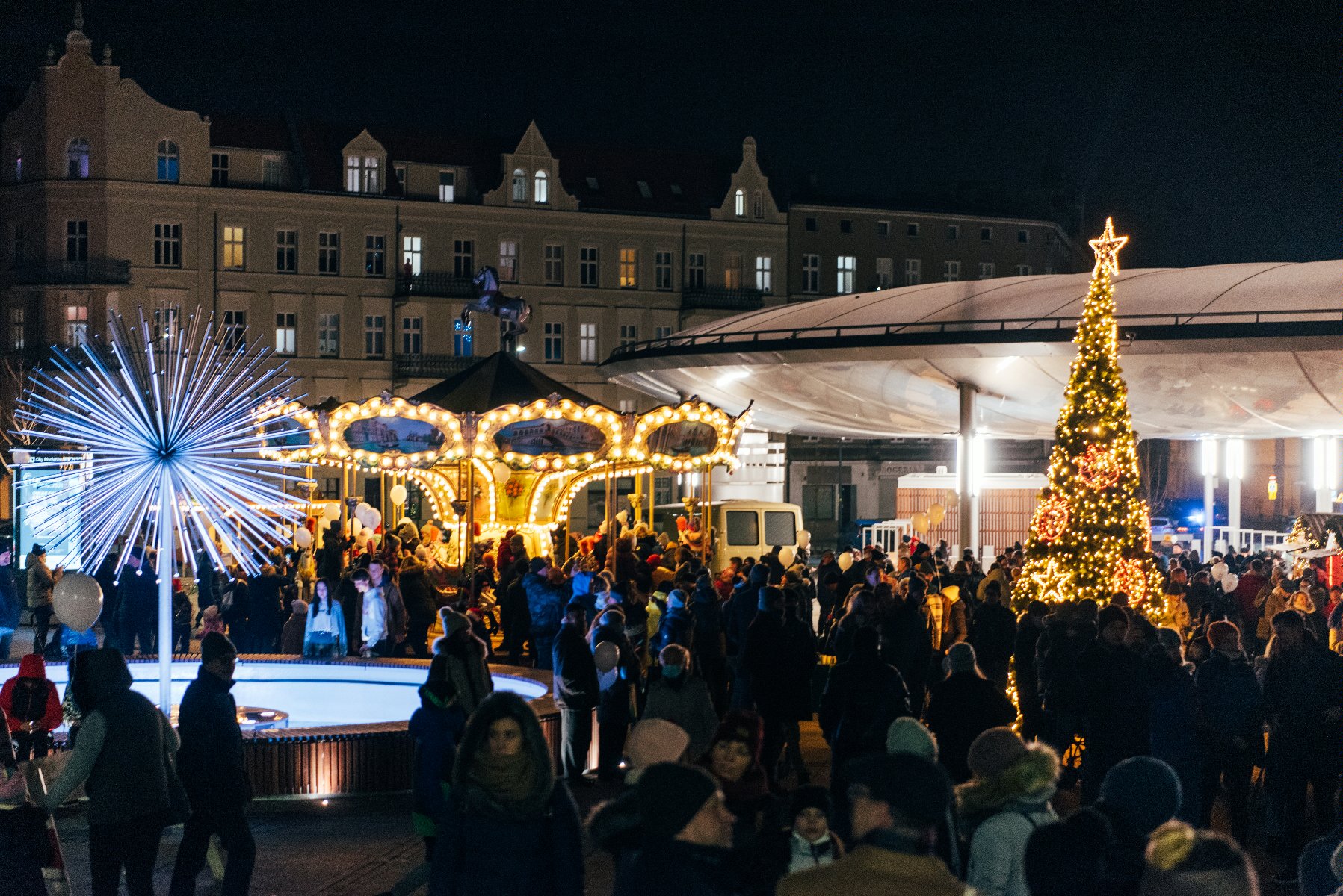 Galeria zdjęć przedstawia jarmark świąteczny na rynku Łazarskim. - grafika rozmowy