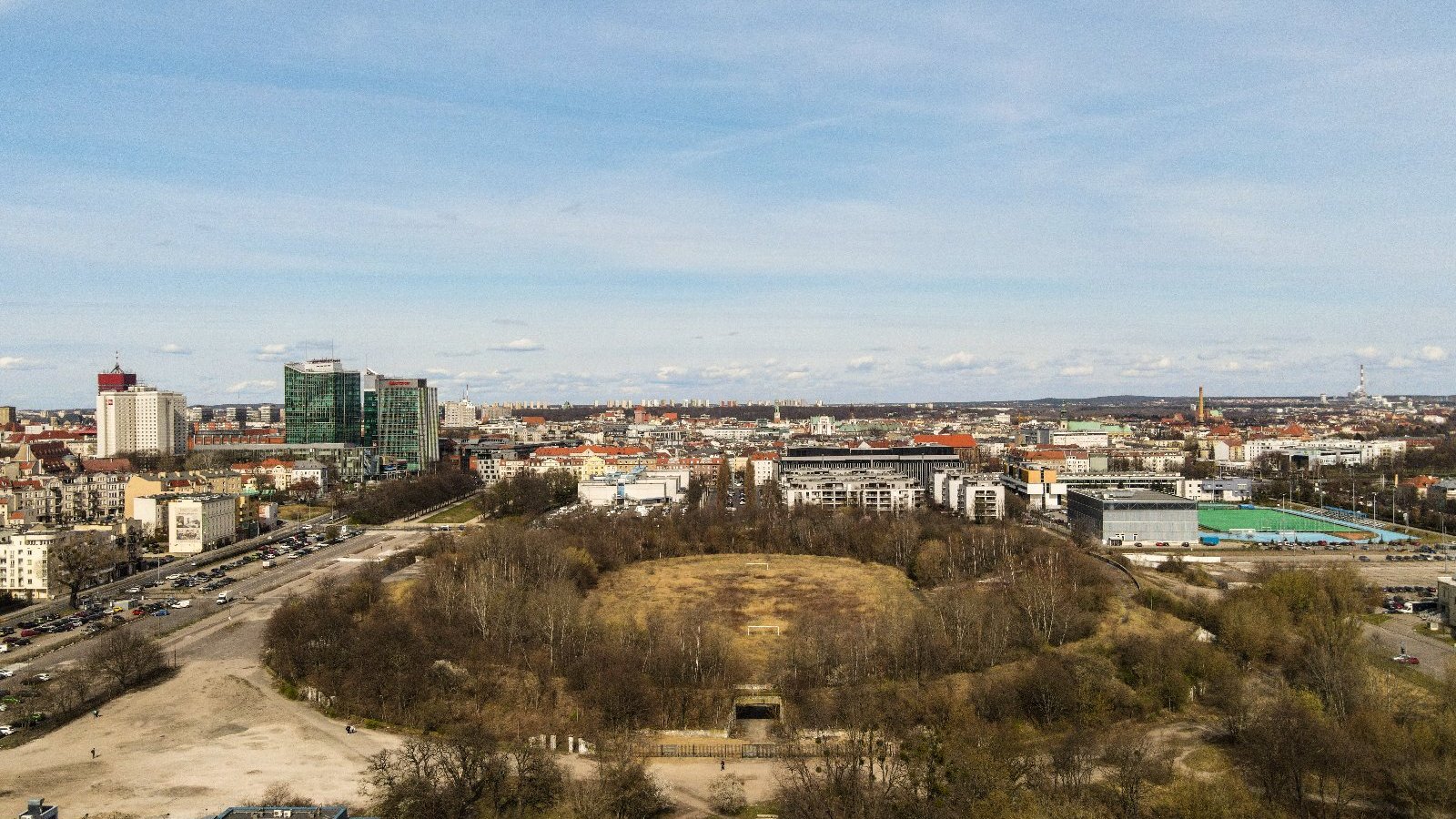 Galeria zdjęć przedstawia dawny stadion im. E. Szyca. Na zdjęciach widać pozostałości infrastruktury sportowej porośnięte roślinnością.