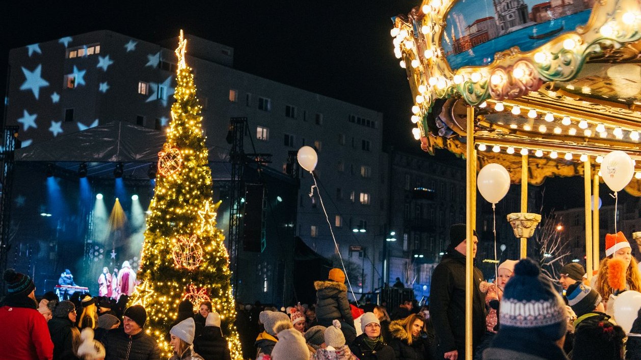 Galeria zdjęć przedstawia jarmark świąteczny na rynku Łazarskim.