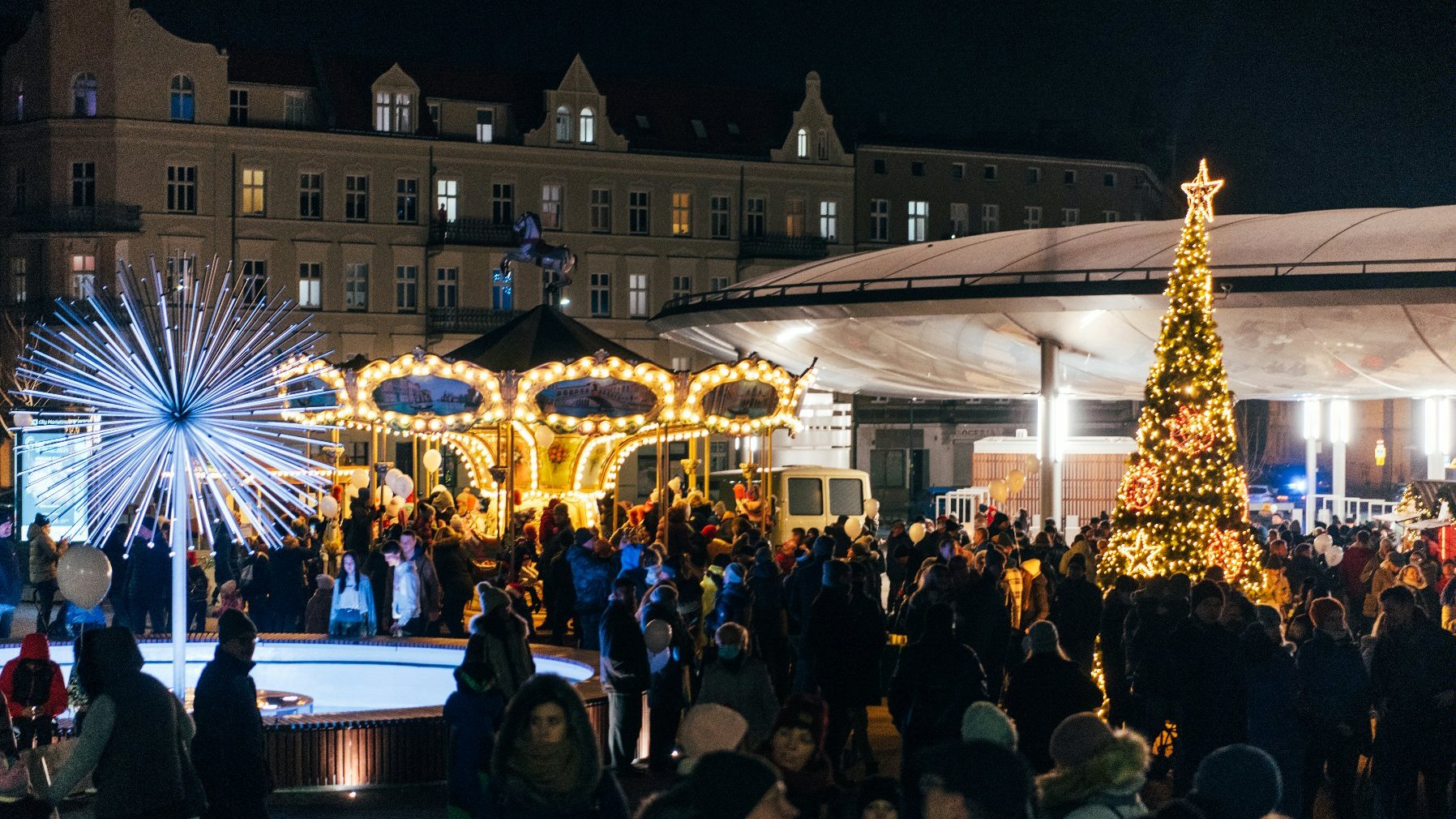 Galeria zdjęć przedstawia jarmark świąteczny na rynku Łazarskim. - grafika rozmowy