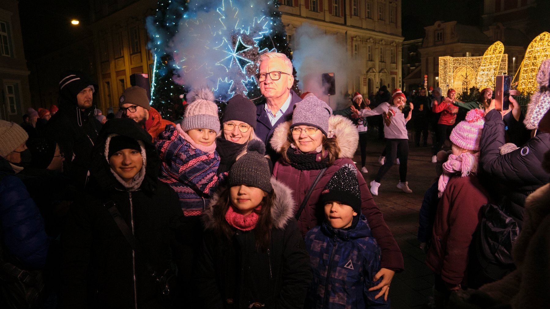 Galeria zdjęć przedstawia rozświetlenie miejskiej choinki na pl. Kolegiackim.