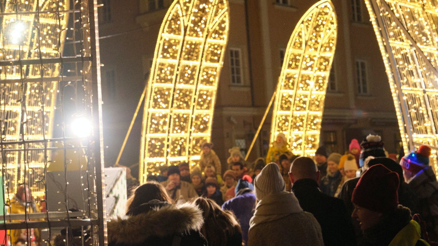 Galeria zdjęć przedstawia rozświetlenie miejskiej choinki na pl. Kolegiackim.