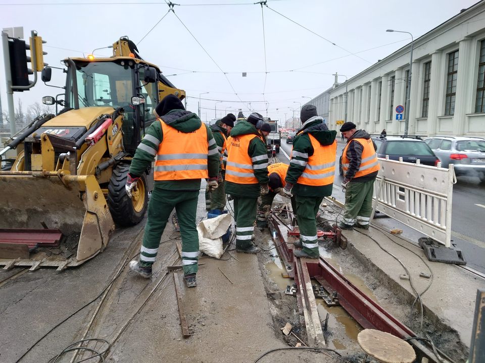 Galeria zdjęć przedstawia usuwanie awarii torowiska przez pracowników MPK. - grafika rozmowy