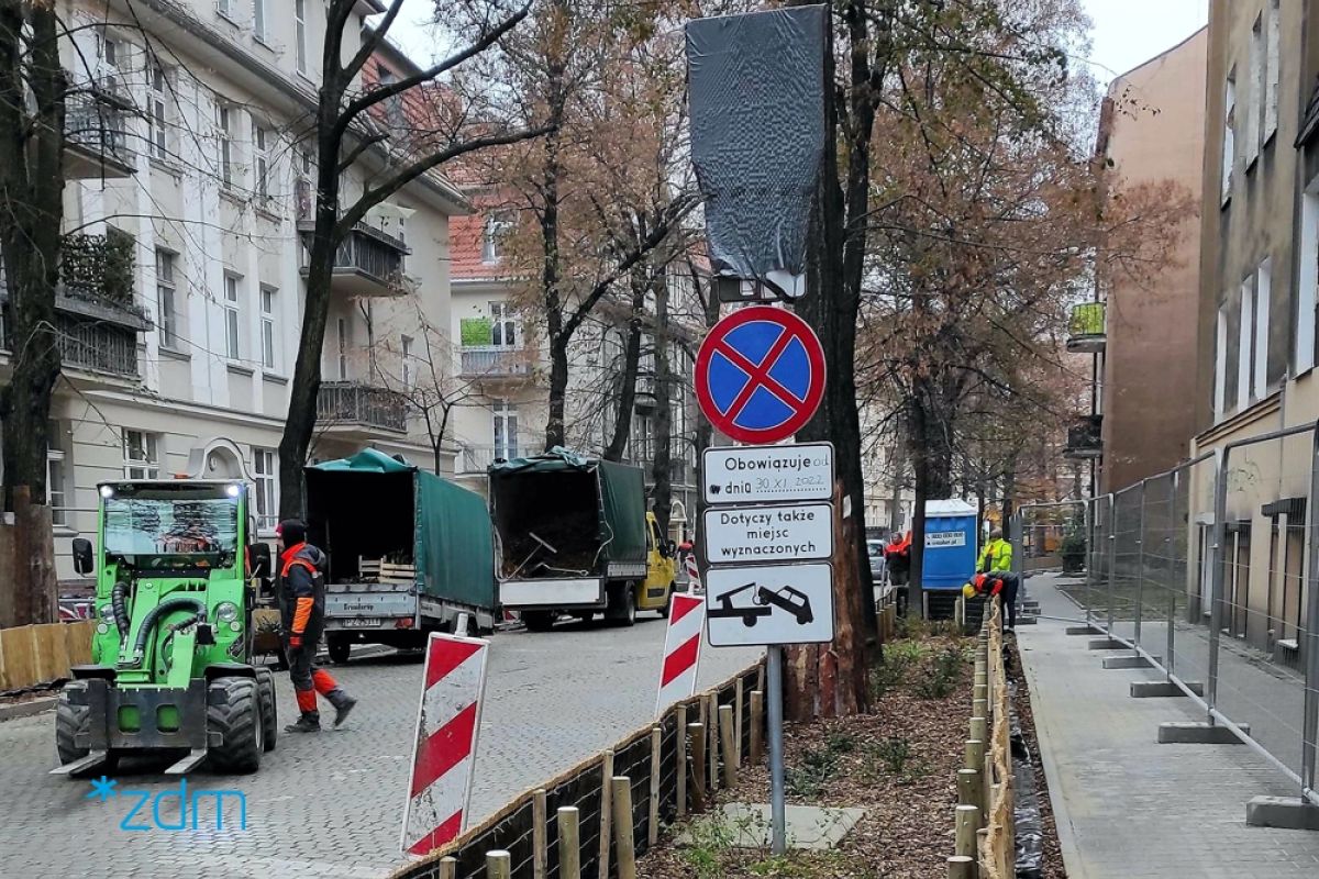 Zdjęcie pokazujace prace przy nasadzeniach zielenie na ul. Karwowskiego - grafika rozmowy