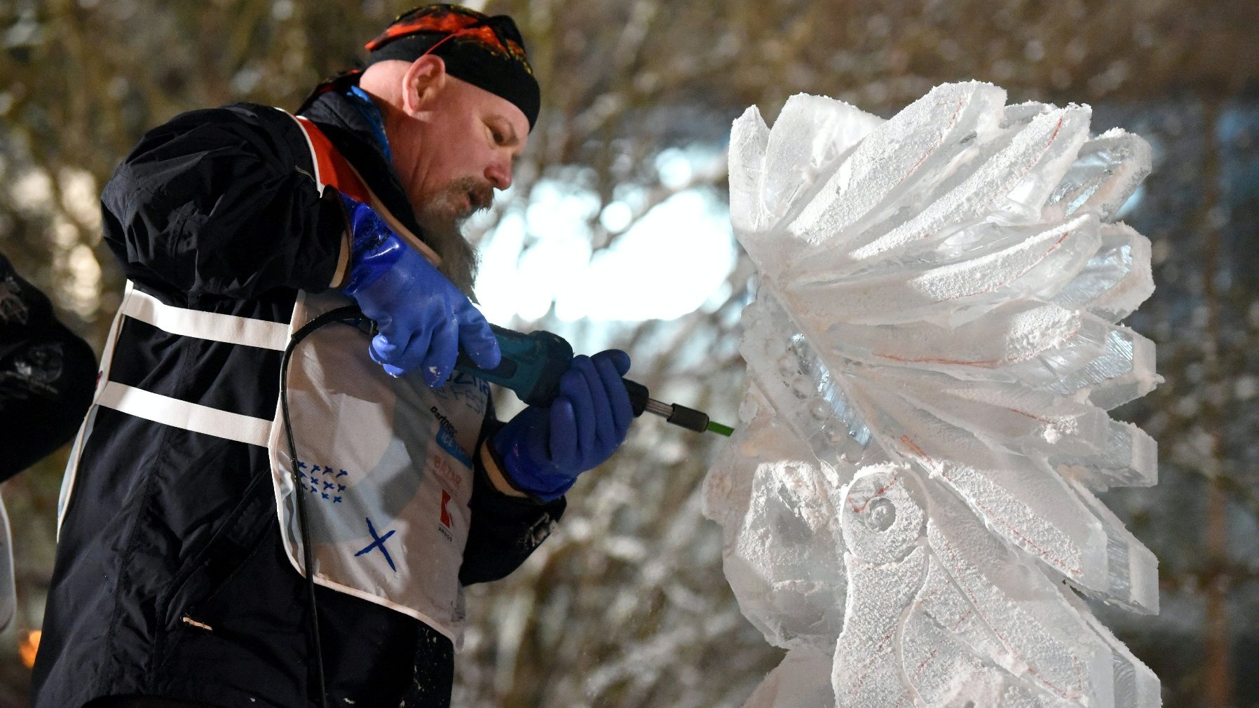 Galeria zdjęć przedstawia rzeźby w lodzie wykonane podczas zeszłorocznej edycji Poznań Ice Festival. - grafika rozmowy