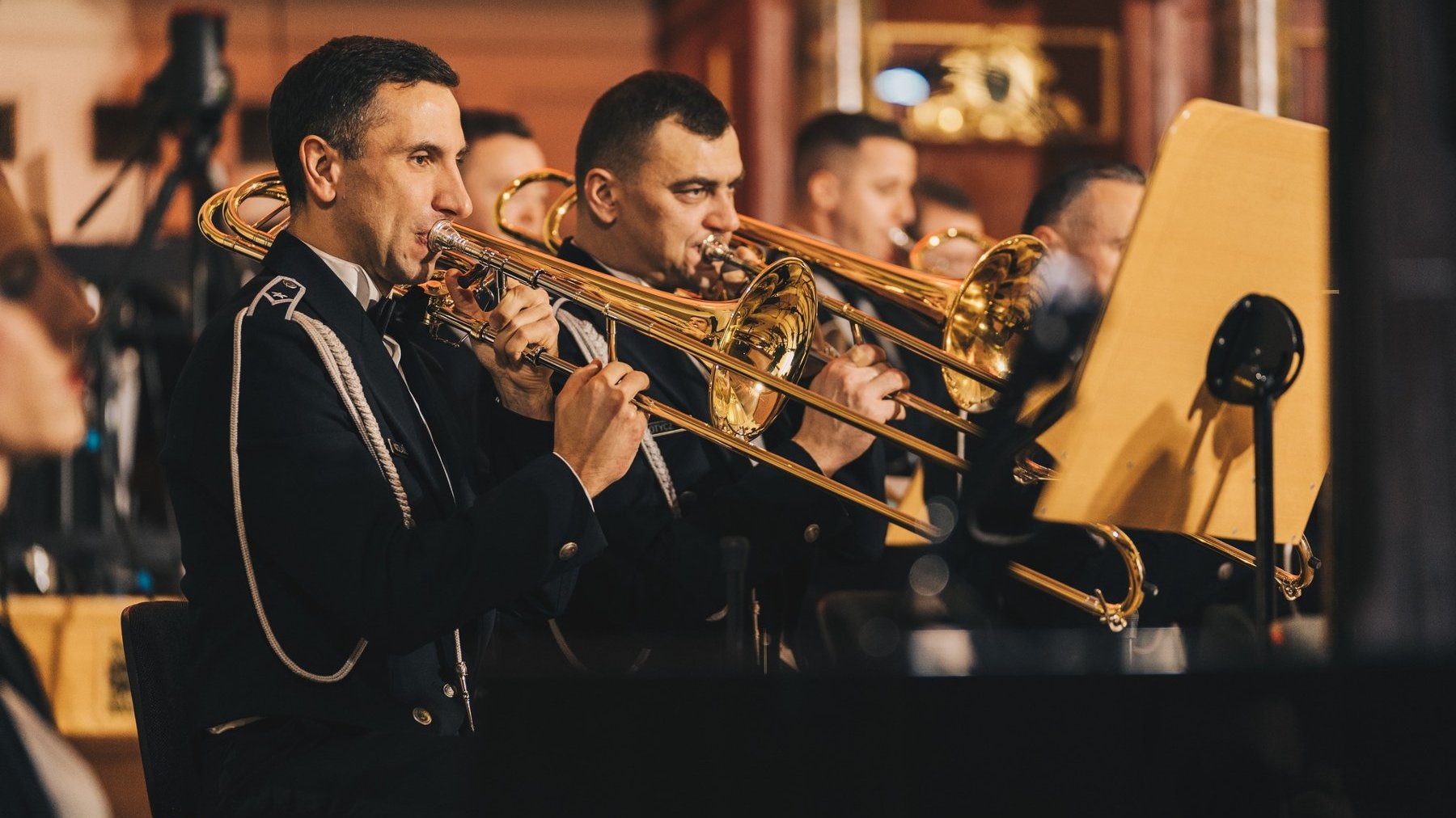 Galeria zdjęć przedstawia muzyków Orkiestry Reprezentacyjnej Sił Powietrznych z Poznania podczas występu w auli UAM.