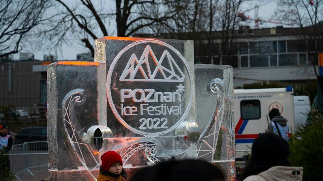 Na zdjęciu rzeźba lodowa z napisem: Poznan Ice Festival 2022