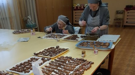 Na zdjęciu siostry zakonne dekorujące pierniczki