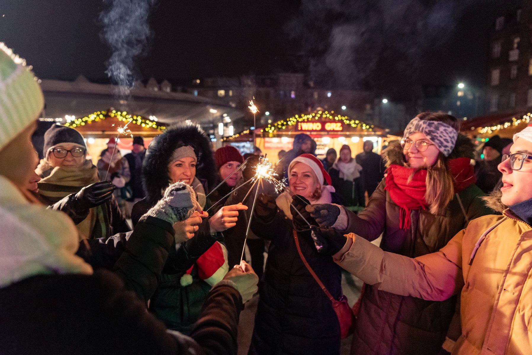 Galeria zdjęć przedstawia imprezę Silent Night na rynku Łazarskim. - grafika rozmowy