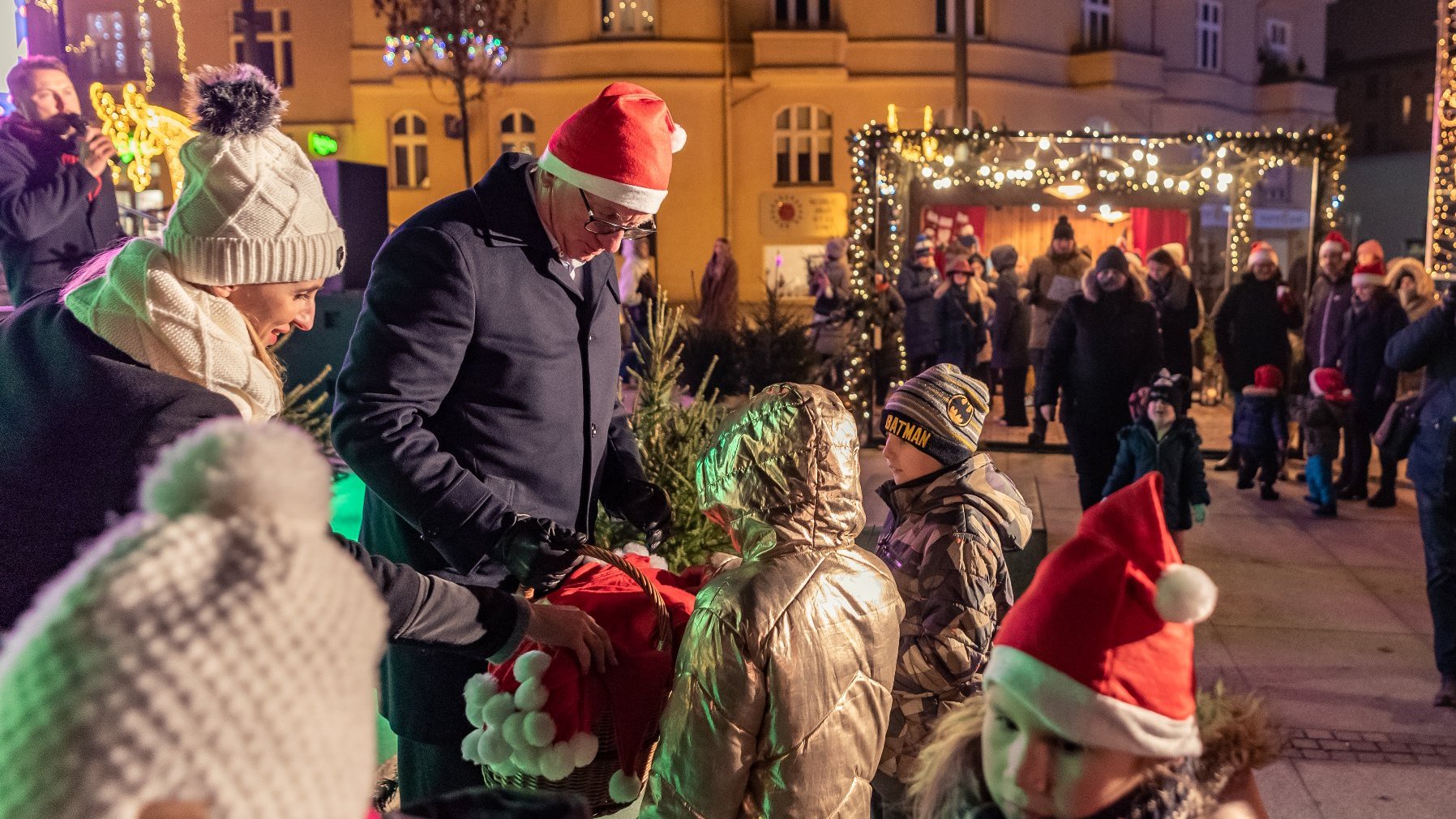 Galeria zdjęć przedstawia imprezę Silent Night na rynku Łazarskim.