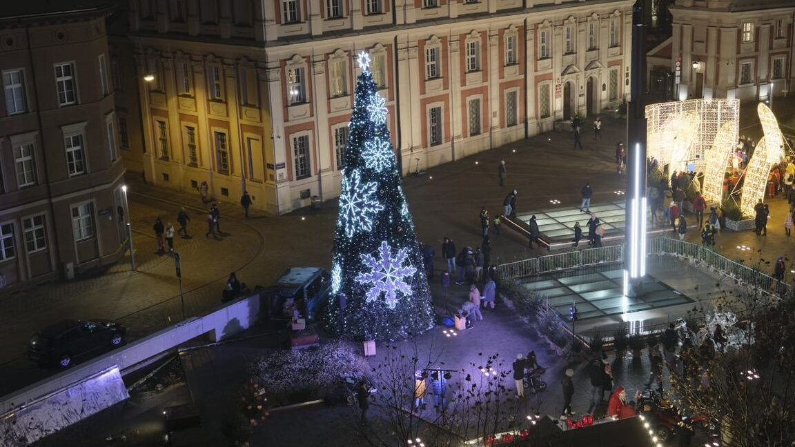 Na zdjęciu choinka na placu Kolegiackim widziana z lotu ptaka