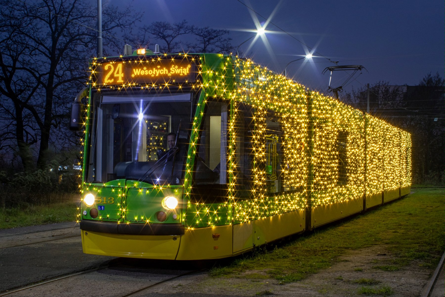 Rozświetlony tysiącami lampek tramwaj - grafika rozmowy