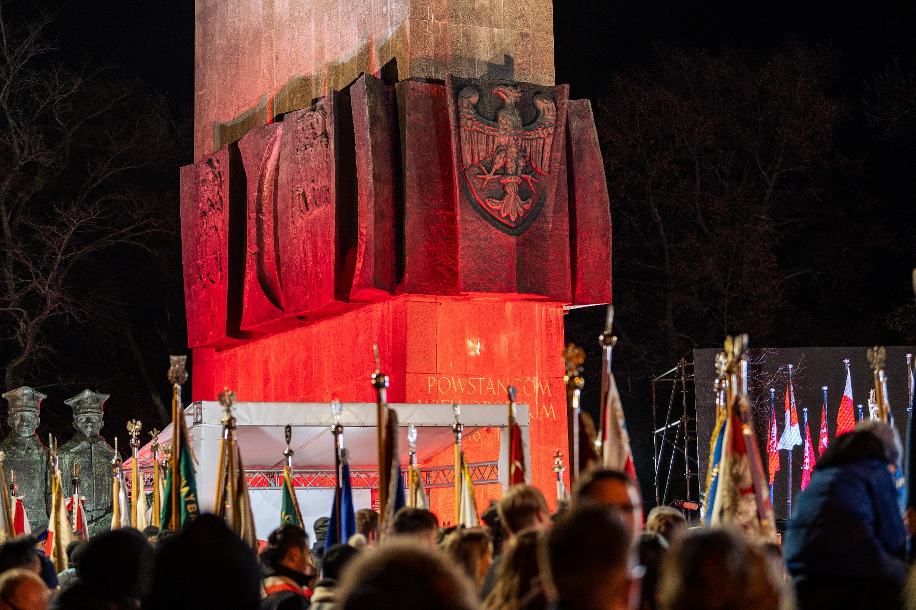 Galeria zdjęć przedstawia obchody Narodowego Dnia Zwycięskiego Powstania Wielkopolskiego w Poznaniu. - grafika rozmowy