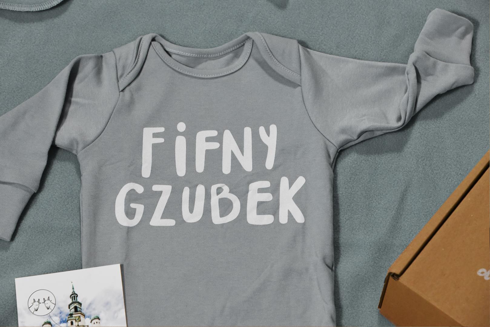 Na zdjęciu ubranko dziecięce z napisem "fifny gzubek" - grafika rozmowy