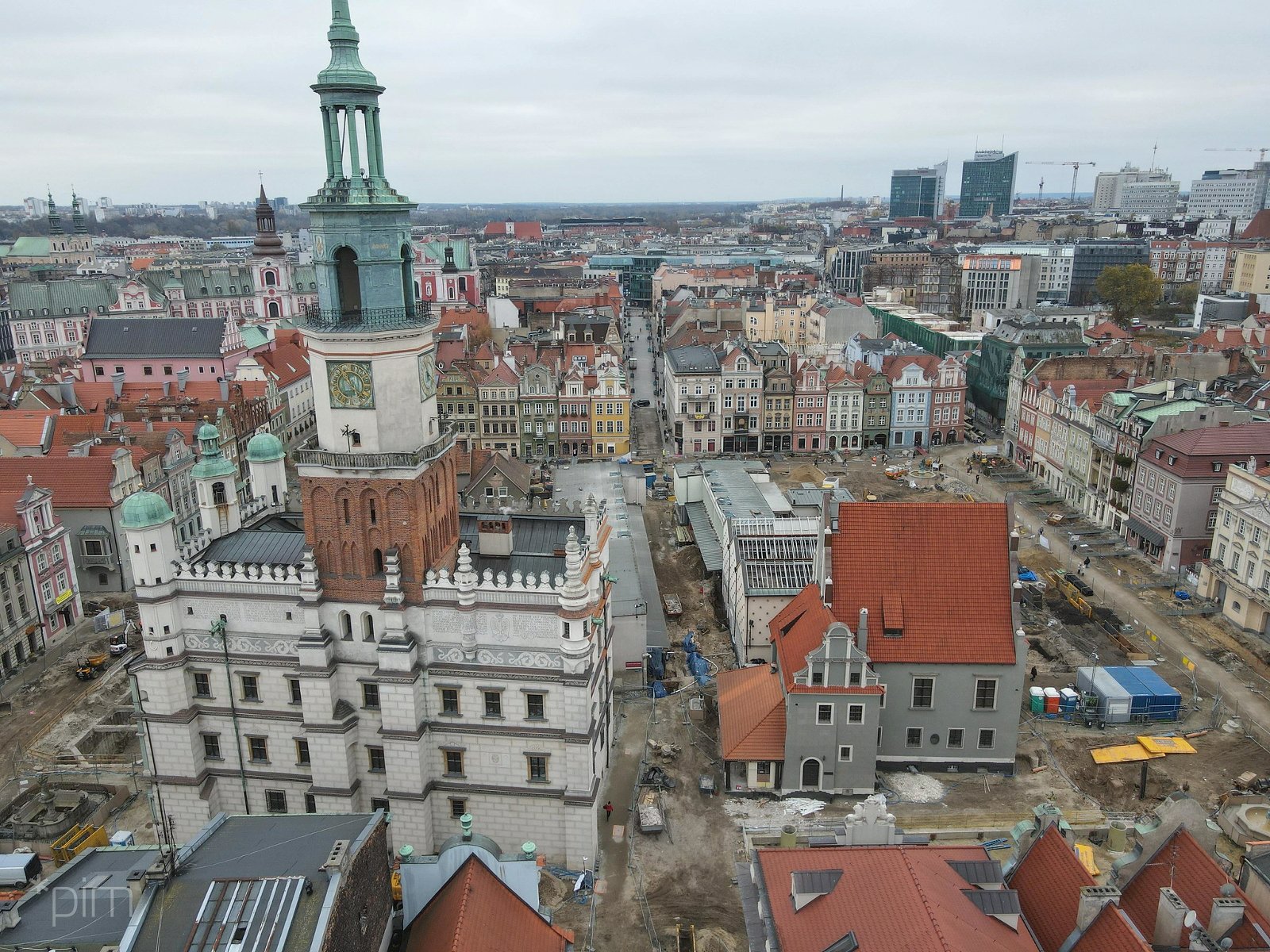 Widok na przebudowywany Stary Rynek z ratuszem - grafika rozmowy