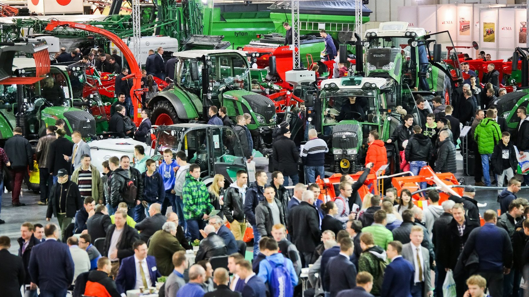 na zdjęciu tłum ludzi oraz maszyny rolnicze na targach