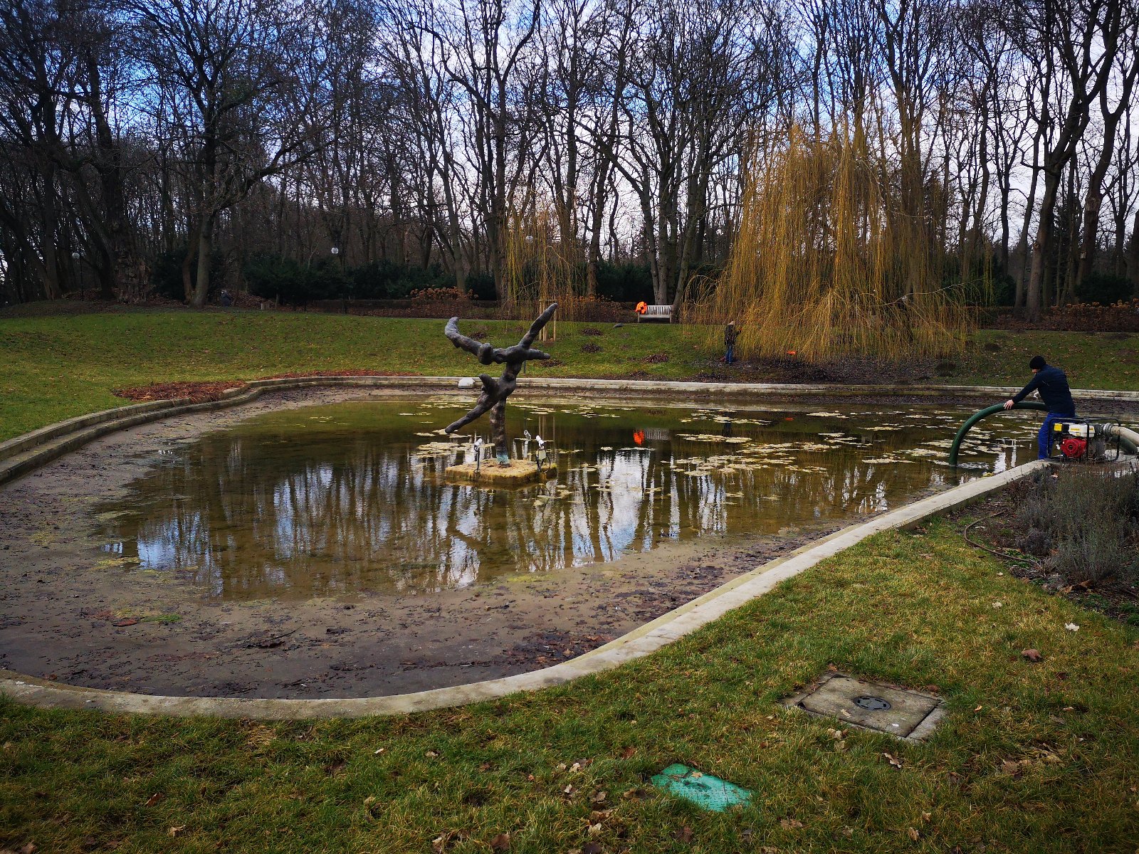 Galeria zdjęć przedstawiająca zbiornik wodny na Cytadeli, z którego wypompowywana jest woda - grafika rozmowy