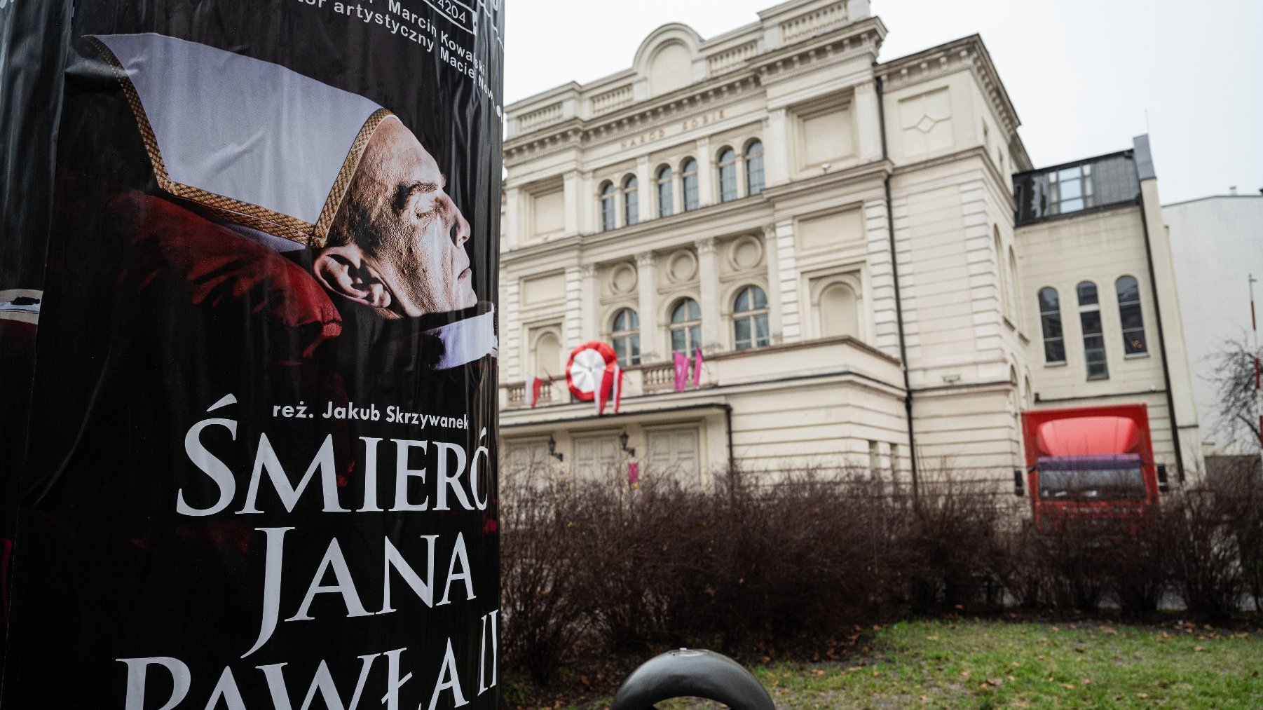 Na zdjęciu widać plakat spektaklu "Śmierć Jana Pawła II". W tle budynek Teatru Polskiego