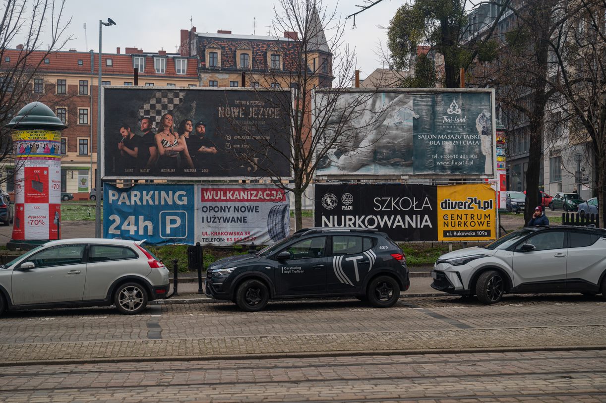 Zdjęcie przedstawia plac Wiosny Ludów, na którym ustawionych jest kilka bilboardów i słupów reklamowych. - grafika rozmowy