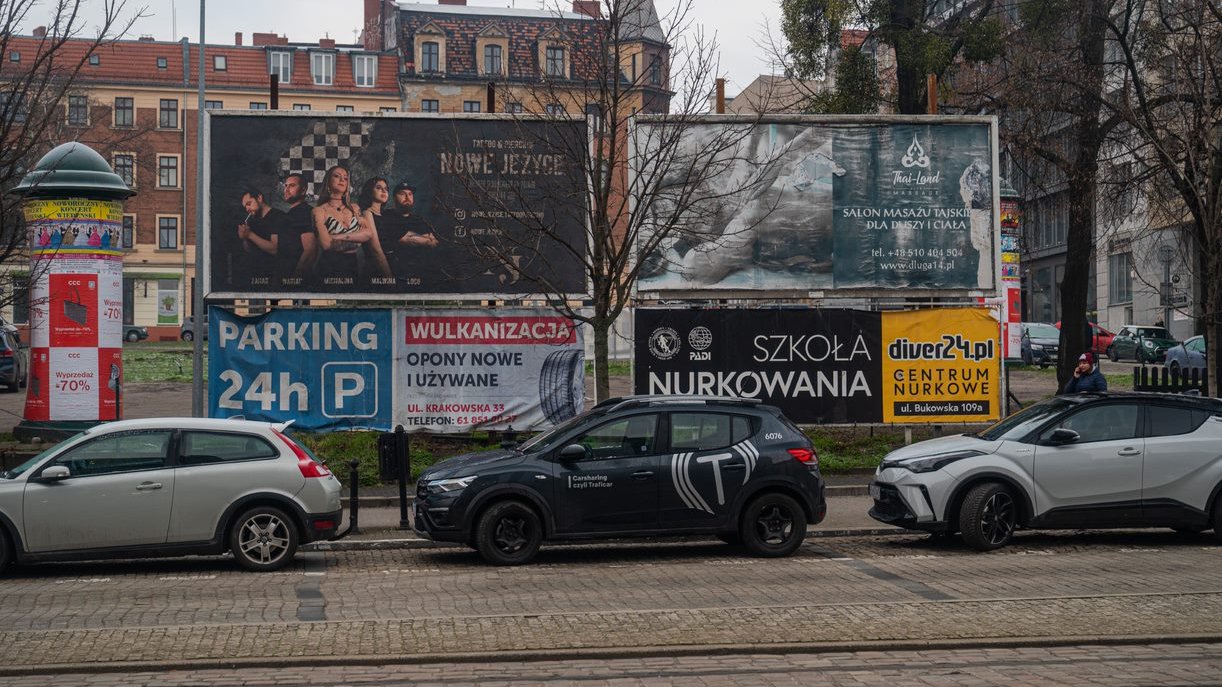 Zdjęcie przedstawia plac Wiosny Ludów, na którym ustawionych jest kilka bilboardów i słupów reklamowych.