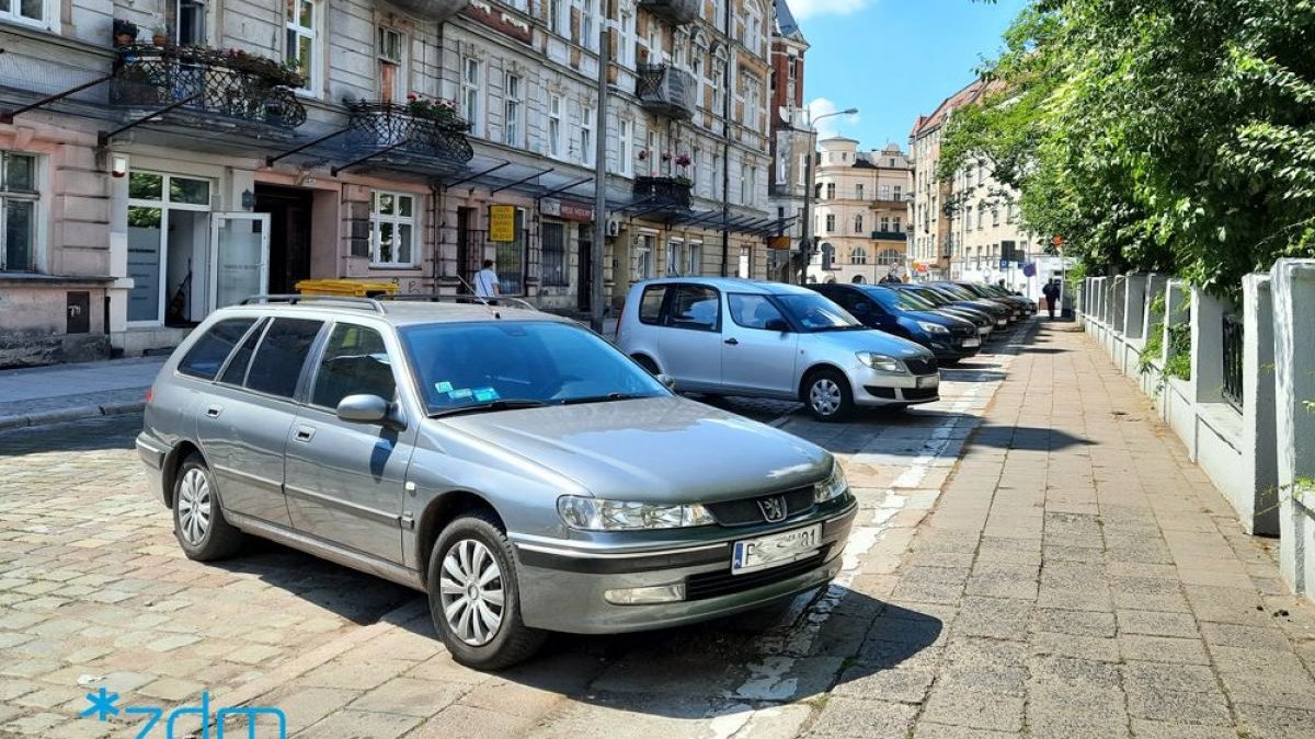 Zniszczony chodnik przy ul. Grobla