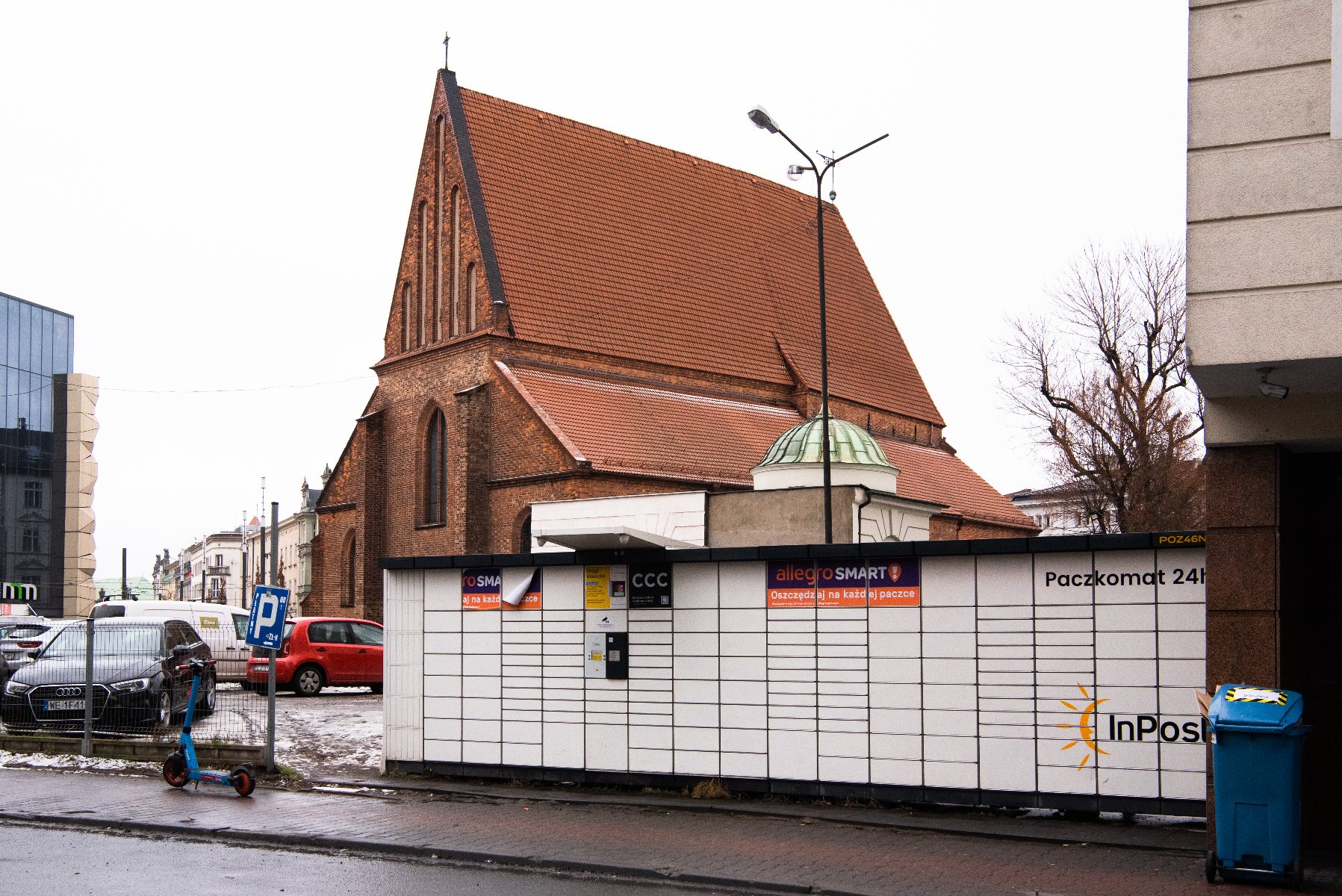 Galeria zdjęć przedstawia automaty paczkowe ustawione w centrum miasta. - grafika rozmowy