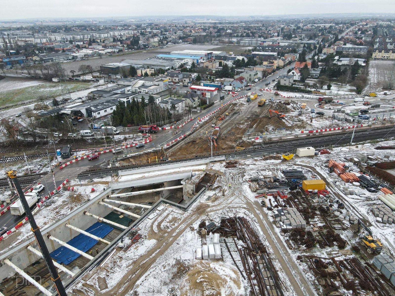 Zdjęcie przedstawia plac budowy z loty ptaka. - grafika rozmowy