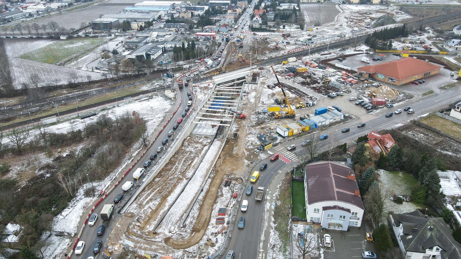 Zdjęcie przedstawia plac budowy z loty ptaka.