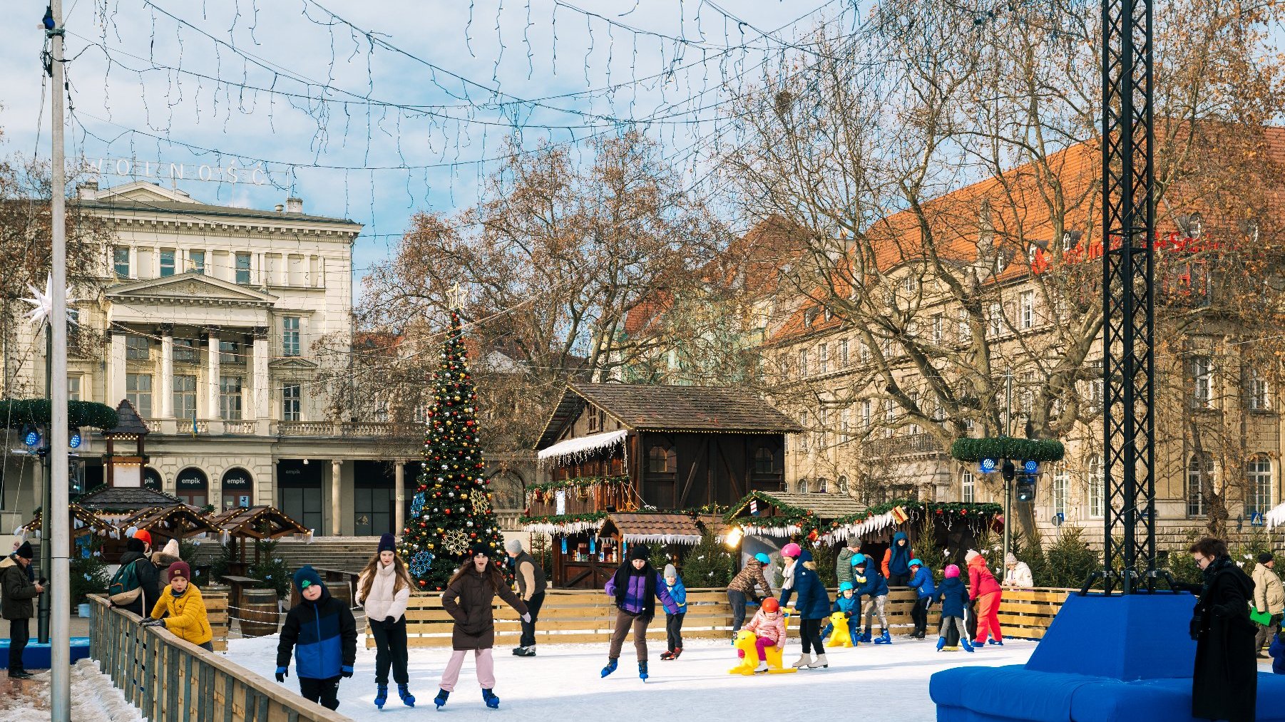 Galeria zdjęć przedstawia lodowisko na placu Wolności i korzystających z niego ludzi.