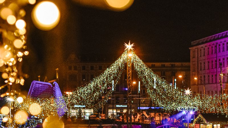 Galeria zdjęć przedstawia lodowisko na placu Wolności i korzystających z niego ludzi.