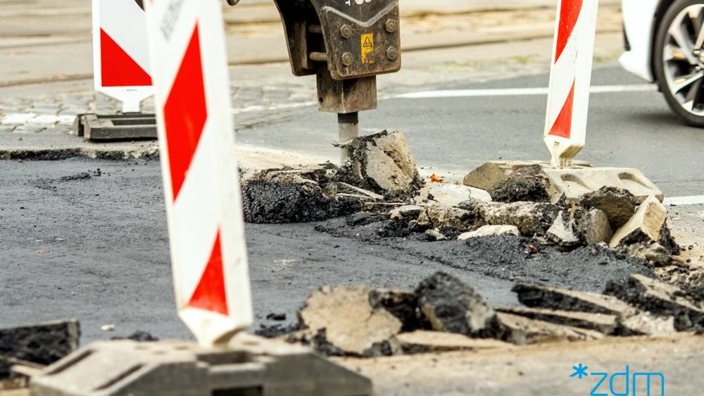 Ciężki sprzęt naprawiający ulice