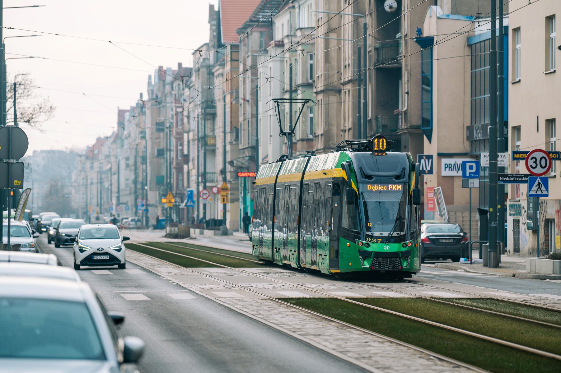 Ulica Wierzbięcice z tramwajem i samochodami - grafika rozmowy