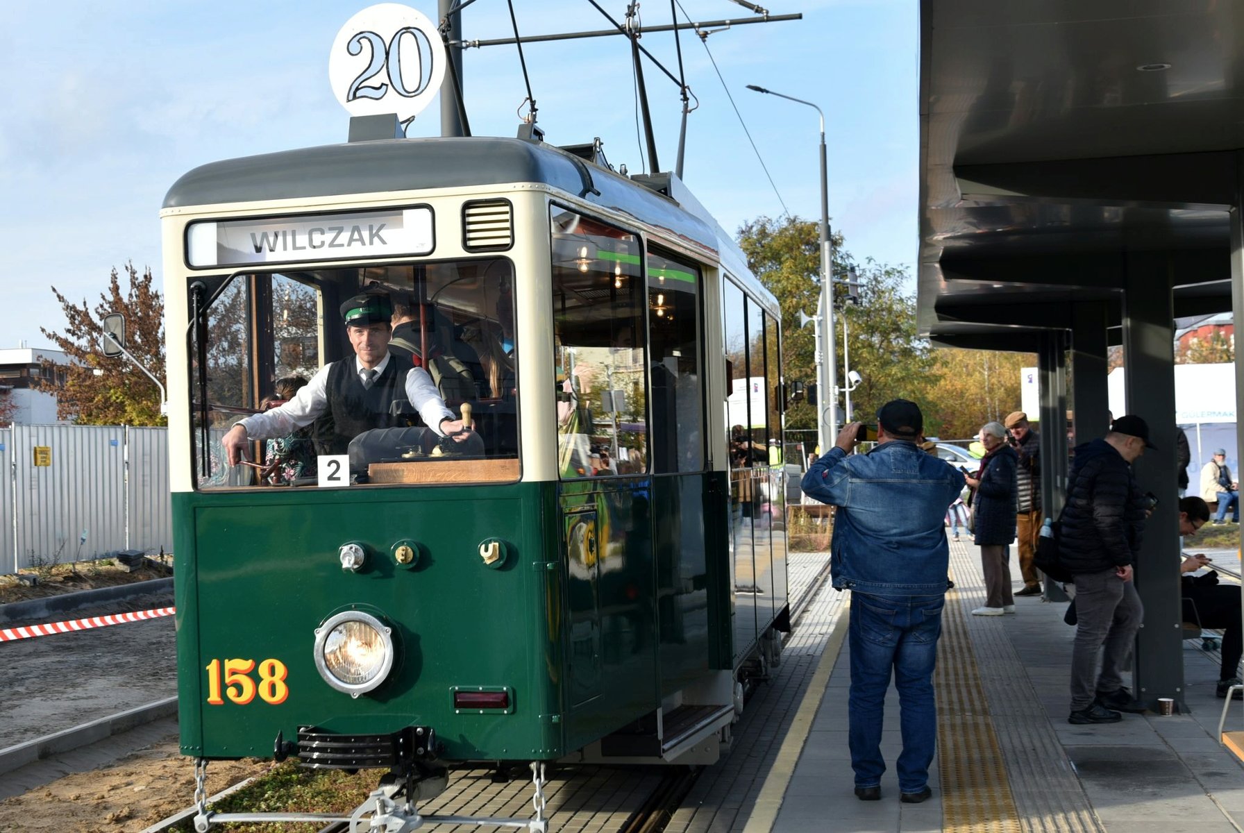 Prezes MPK za sterami historycznego tramwaju - grafika rozmowy