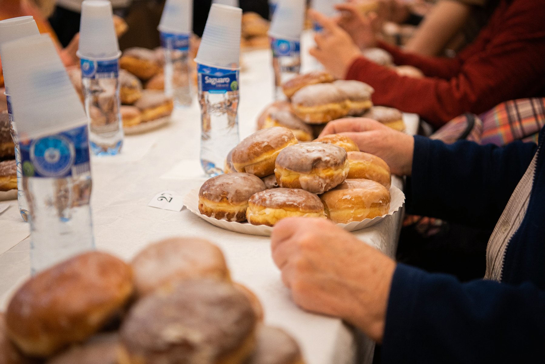 Galeria zdjęć z mistrzostw w jedzeniu pączków - grafika rozmowy