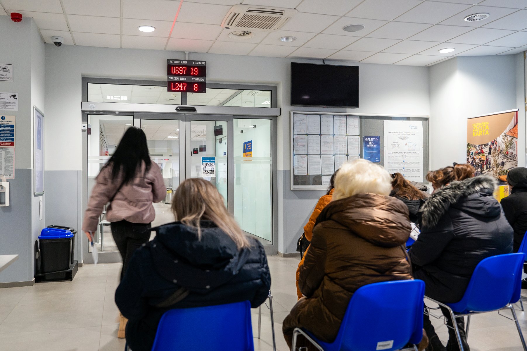 Na zdjęciu sala PCŚ, widać ludzi, siedzących tyłem do obiektywu - grafika rozmowy