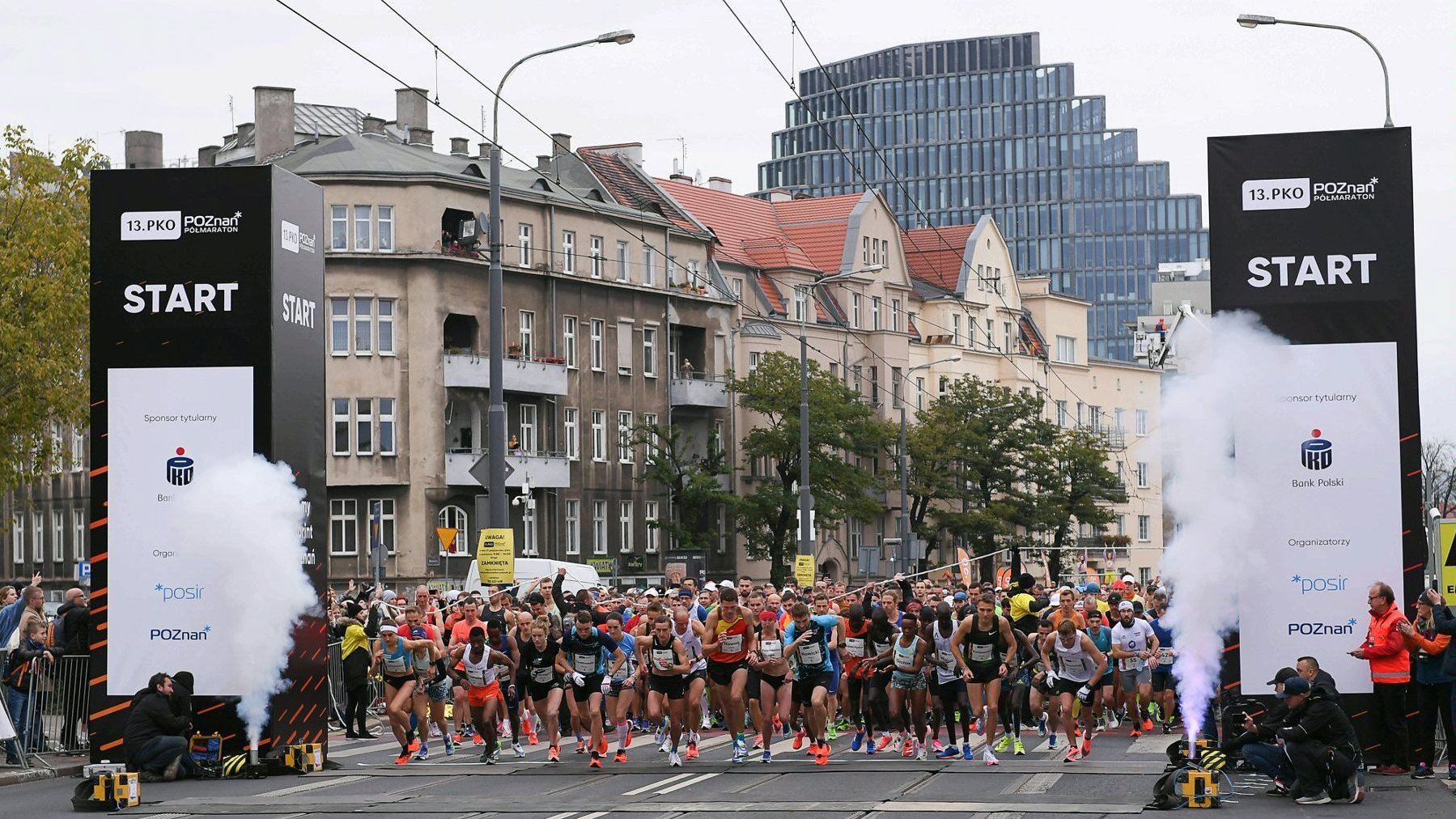 Zdjęcie przedstawia biegaczy na starcie Poznań Półmaratonu. - grafika rozmowy