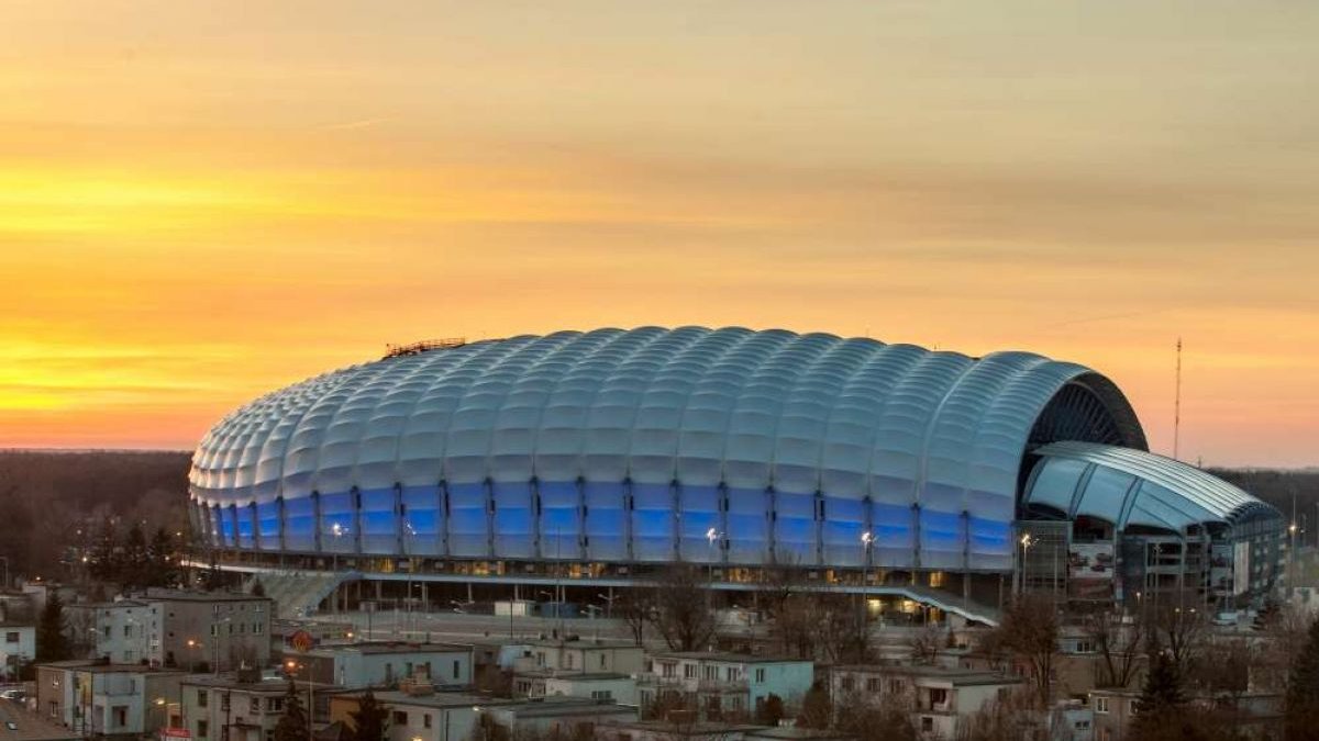 Stadion w Poznaniu o zachodzie słońca - grafika rozmowy