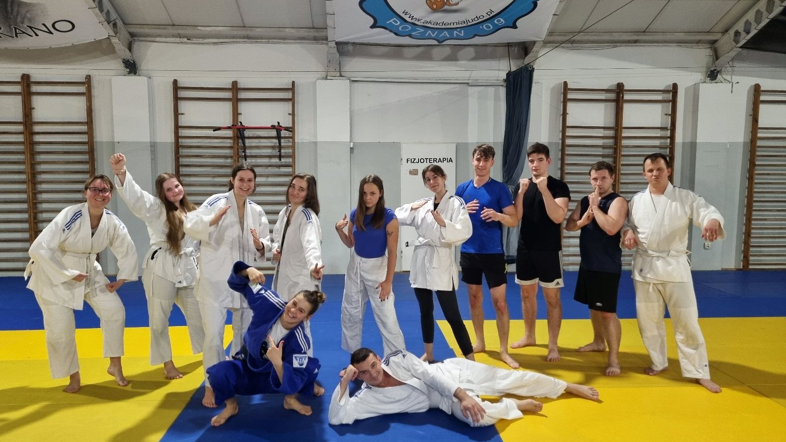 Zdjęcie przedstawia grupę osób ubranych w stroje do judo. - grafika rozmowy