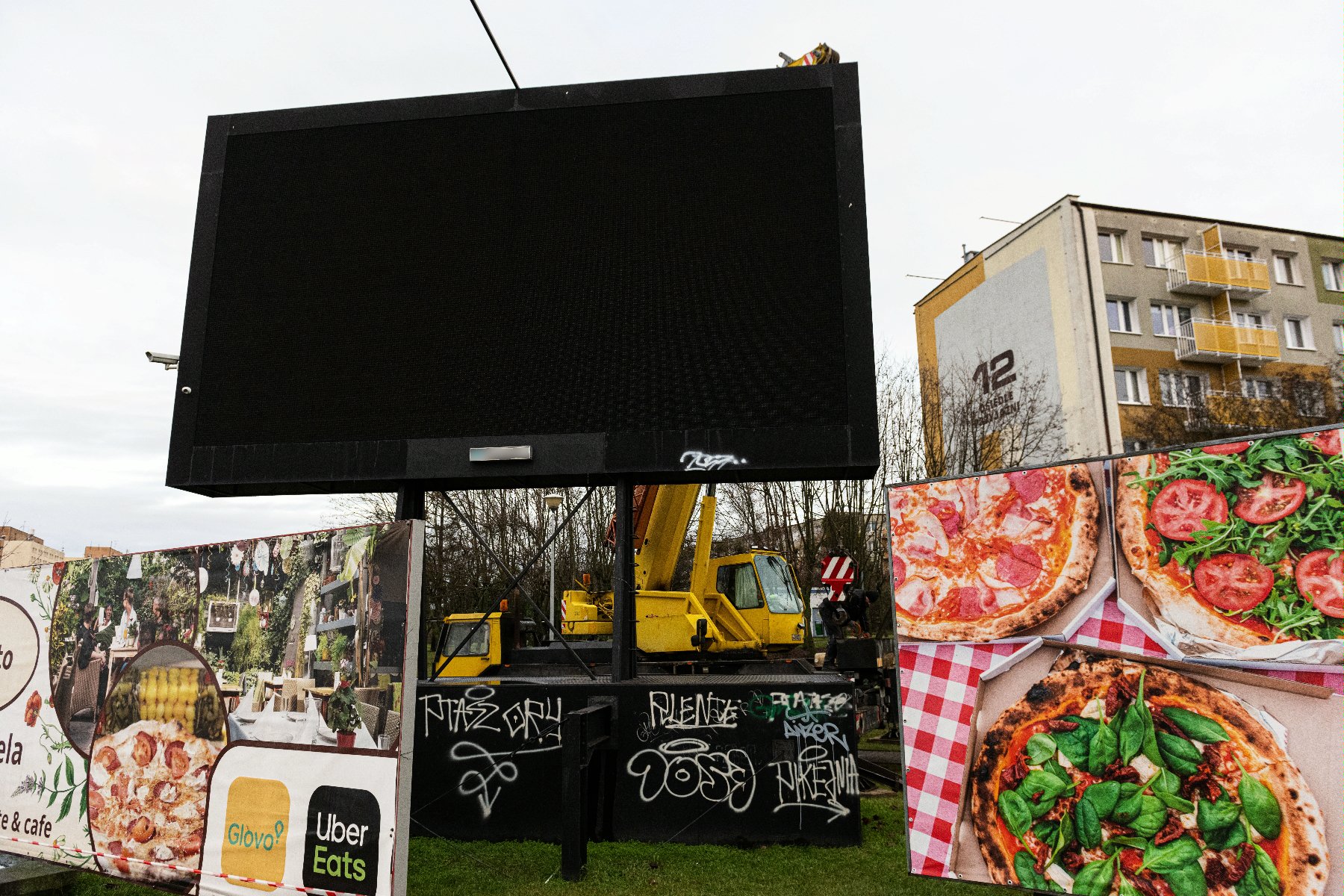 Galeria zdjęć przedstawia szyldy i tablice reklamowe. - grafika rozmowy