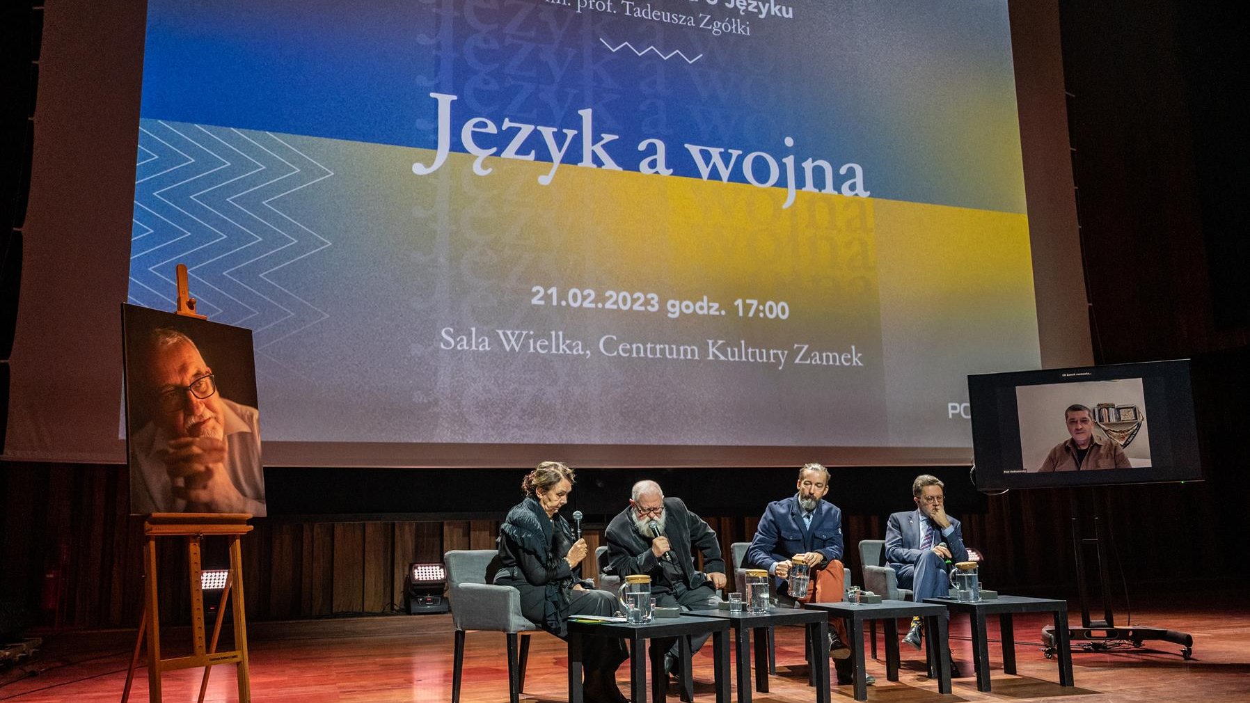 Na zdjęciu uczzestnicy debaty, widać całą salę