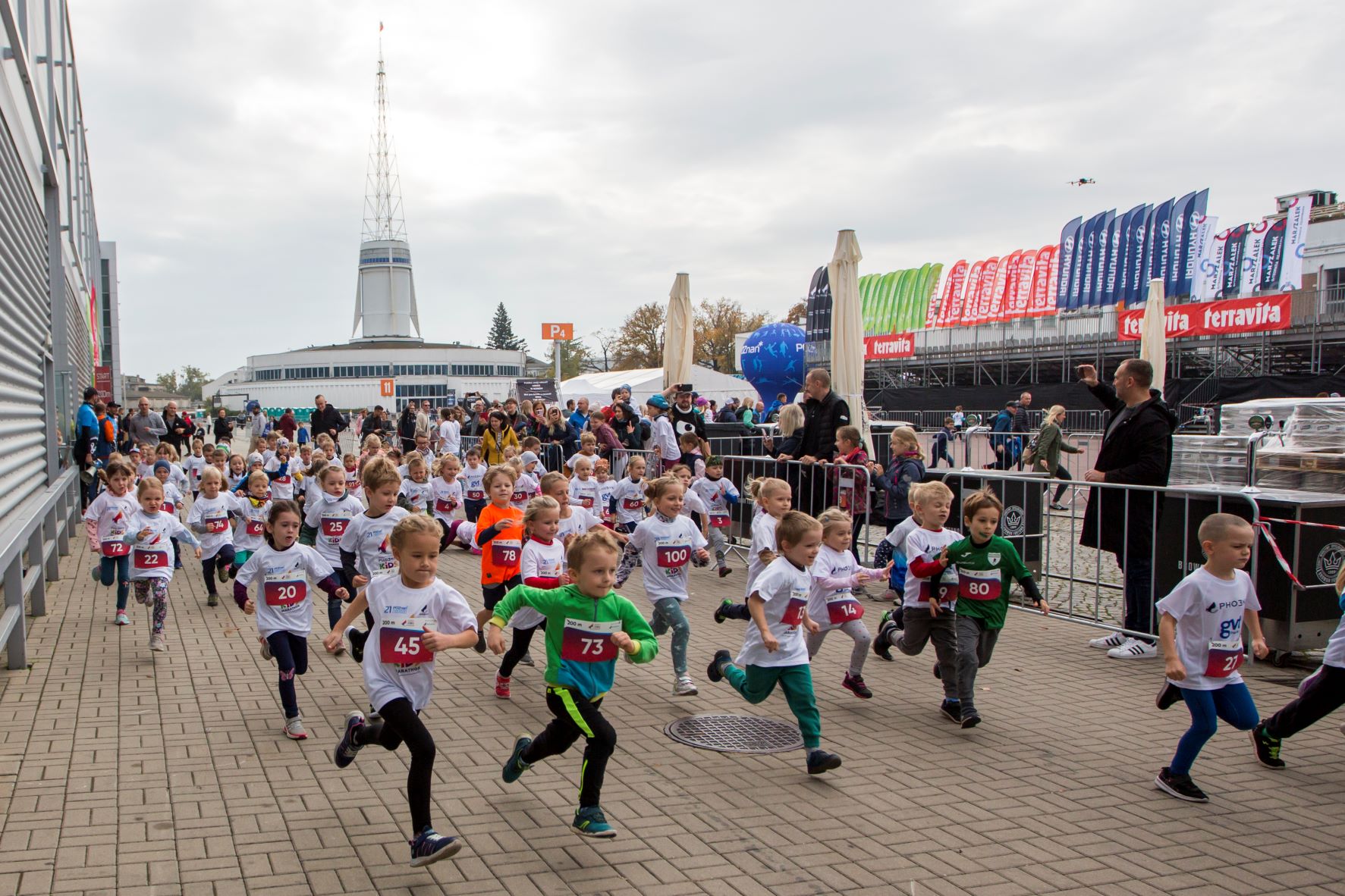 Dzieci biegnące podczas jednej z poprzedniej edycji Phoenix Kids Półmaratonu - grafika rozmowy